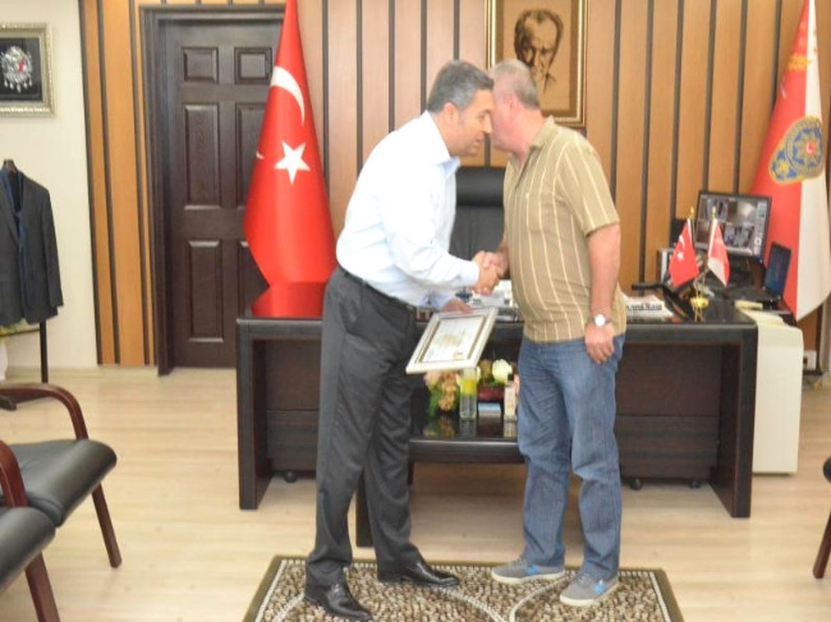 Emekli Olan Baş Polis Memuruna Hizmet Onur Belgesi
