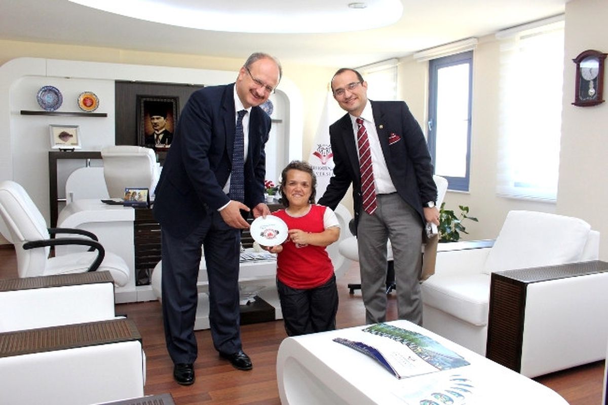 Engelleri Aştı, Sözünü Tuttu