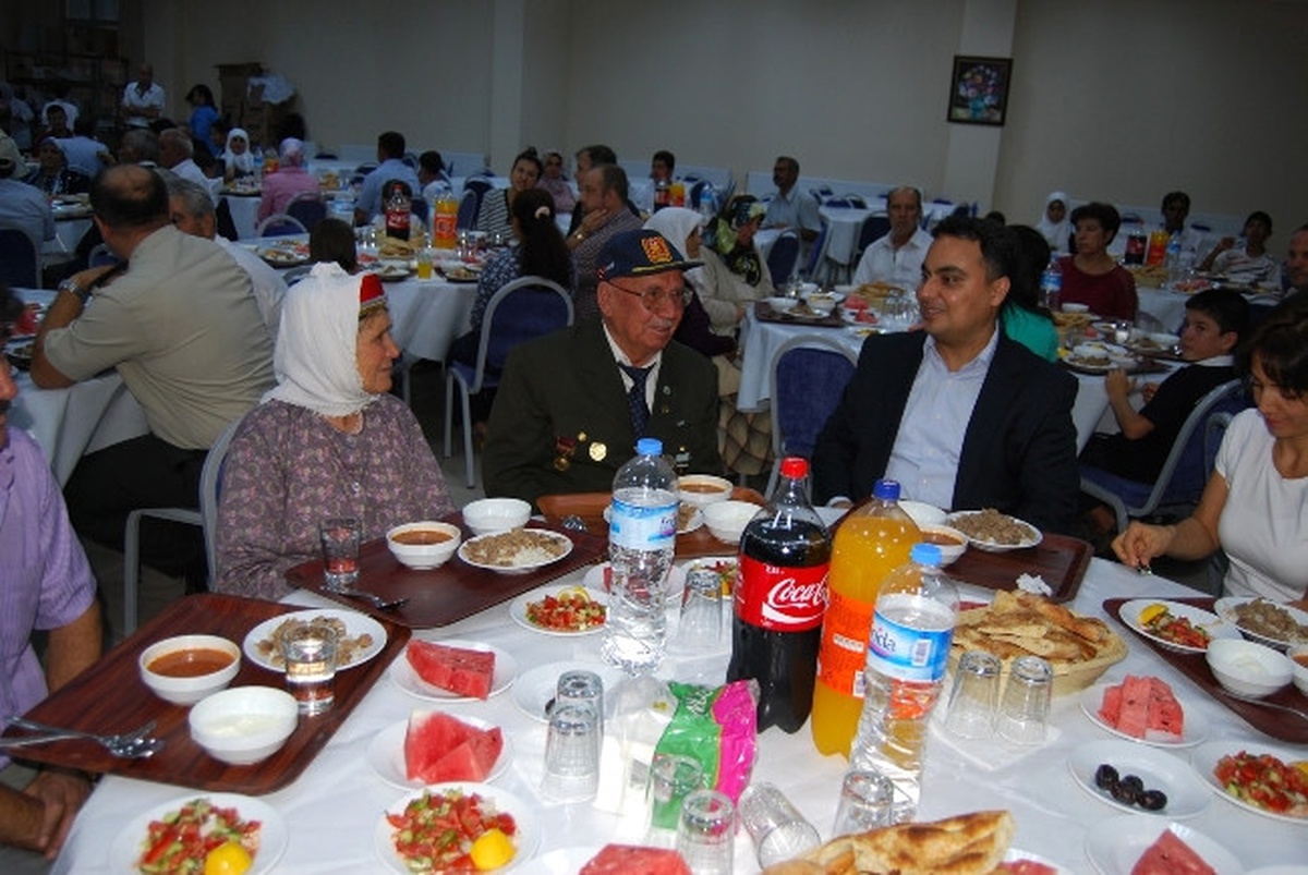Eşme Kaymakamlığı Şehit ve Gazi Ailelerine İftar Verdi