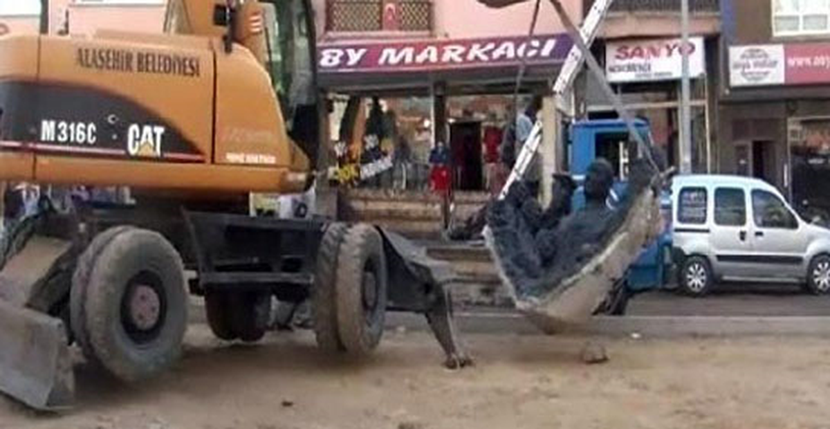 Ataşehir Belediyesi Evren\'in Heykelini Depoya Kaldırdı