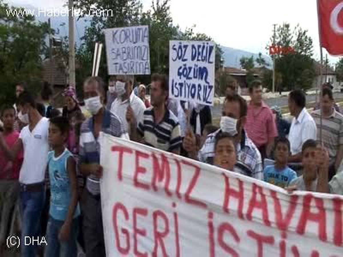 Fabrika Önünde Asit Kokusu Eylemi Yaptılar