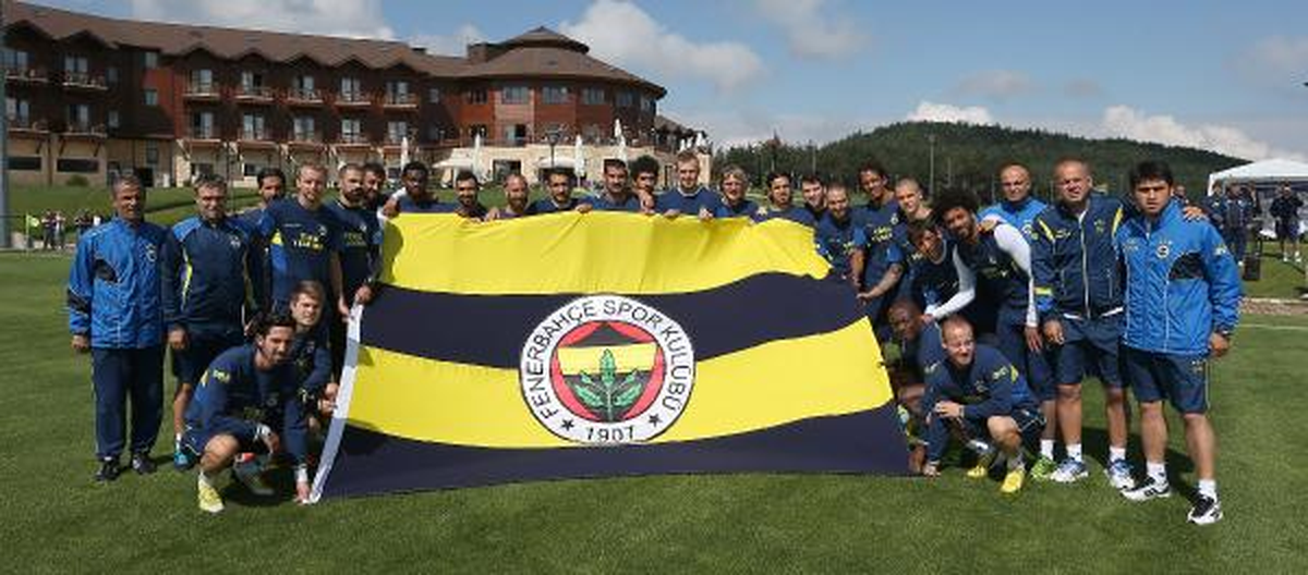 Fenerbahçeli Futbolcular Kendi Günlerini Kutladı