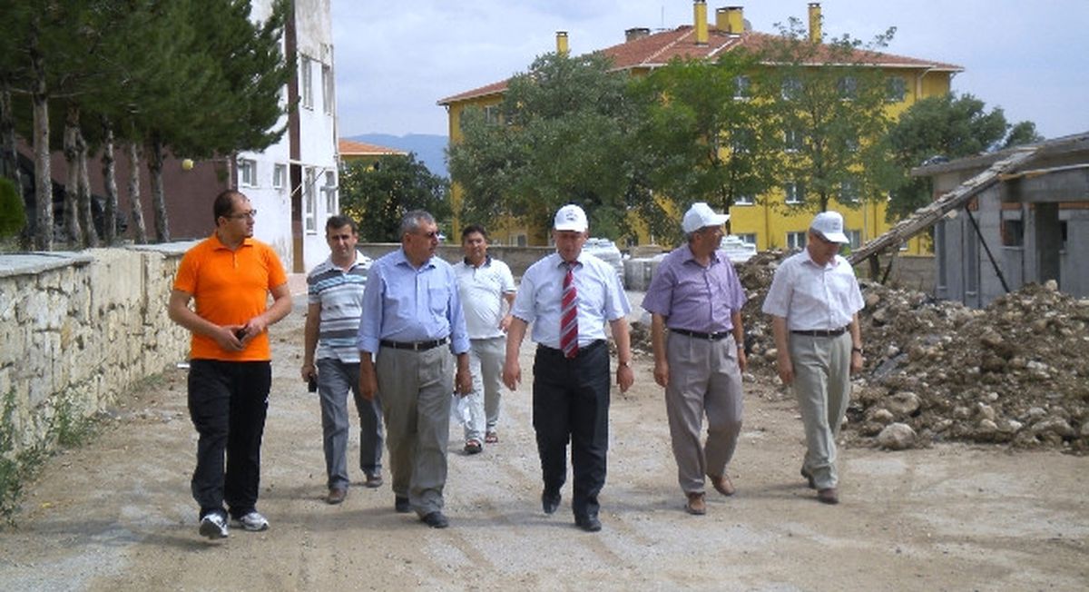 Gediz Kaymakamı Çorumluoğlu Okul İnşaatlarını İnceledi