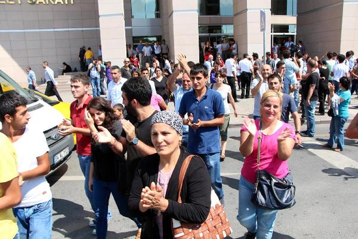 Gezi Parkı Olaylarından Serbest Kalanlar Aileleriyle Kucaklaştı