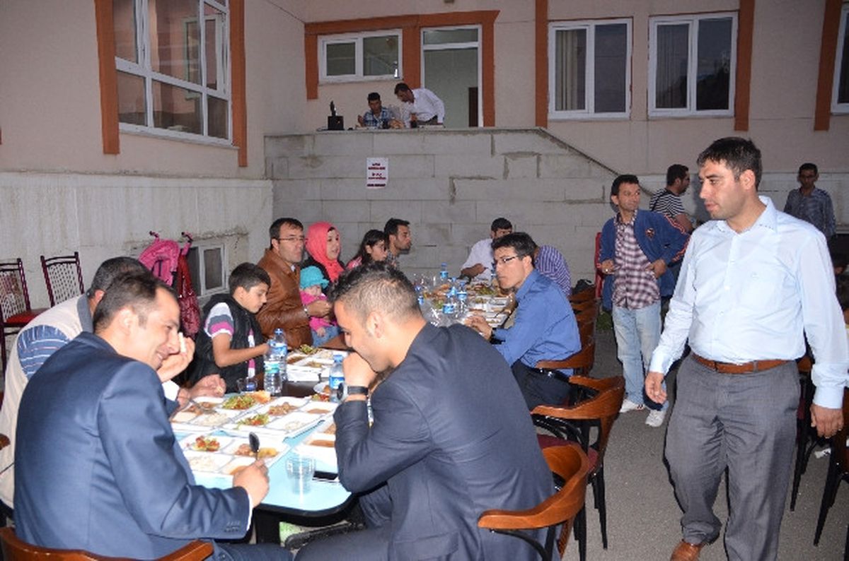 Gönüllü Liderlerden Anlamlı İftar Yemeği
