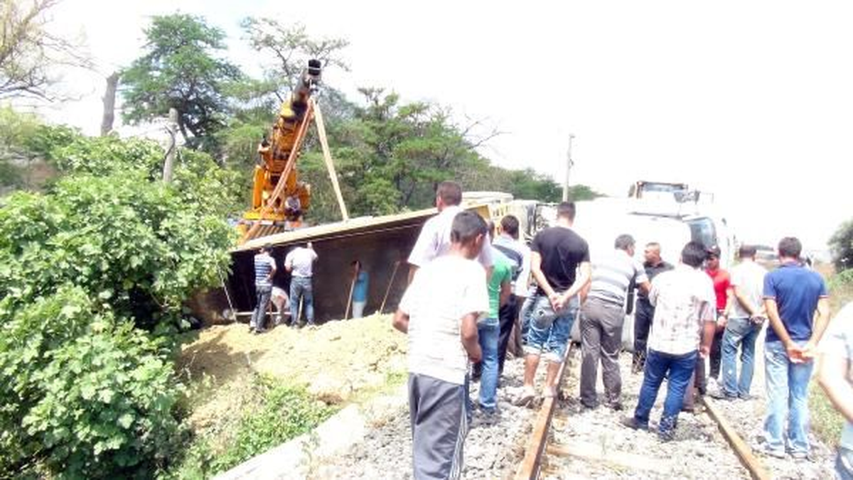 Hafriyat Kamyonu Tren Raylarına Devrildi