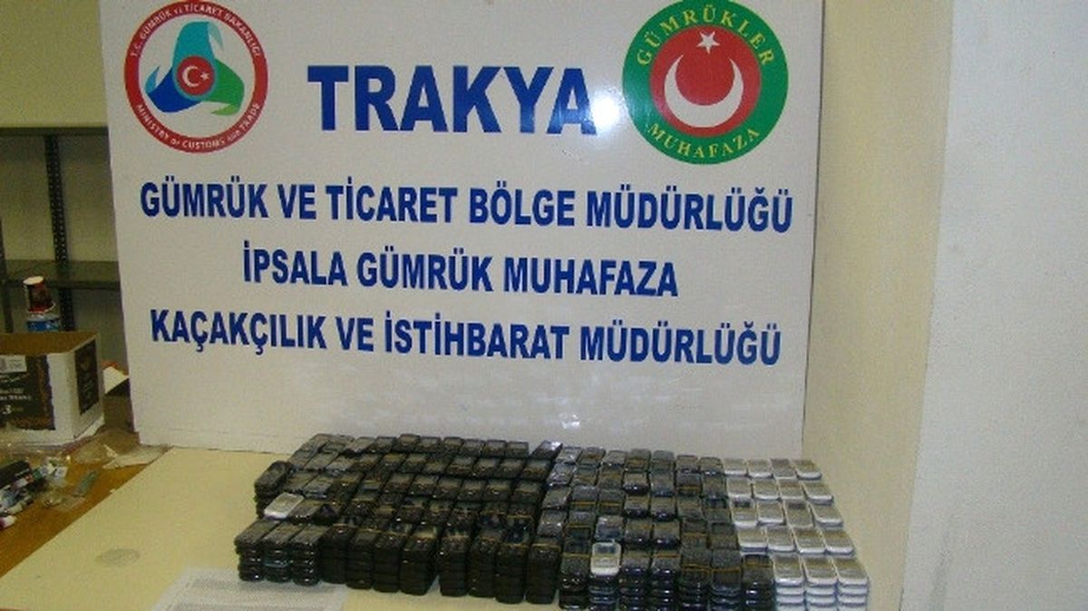 İpsala\'da Kaçak Cep Telefonu Ele Geçirildi