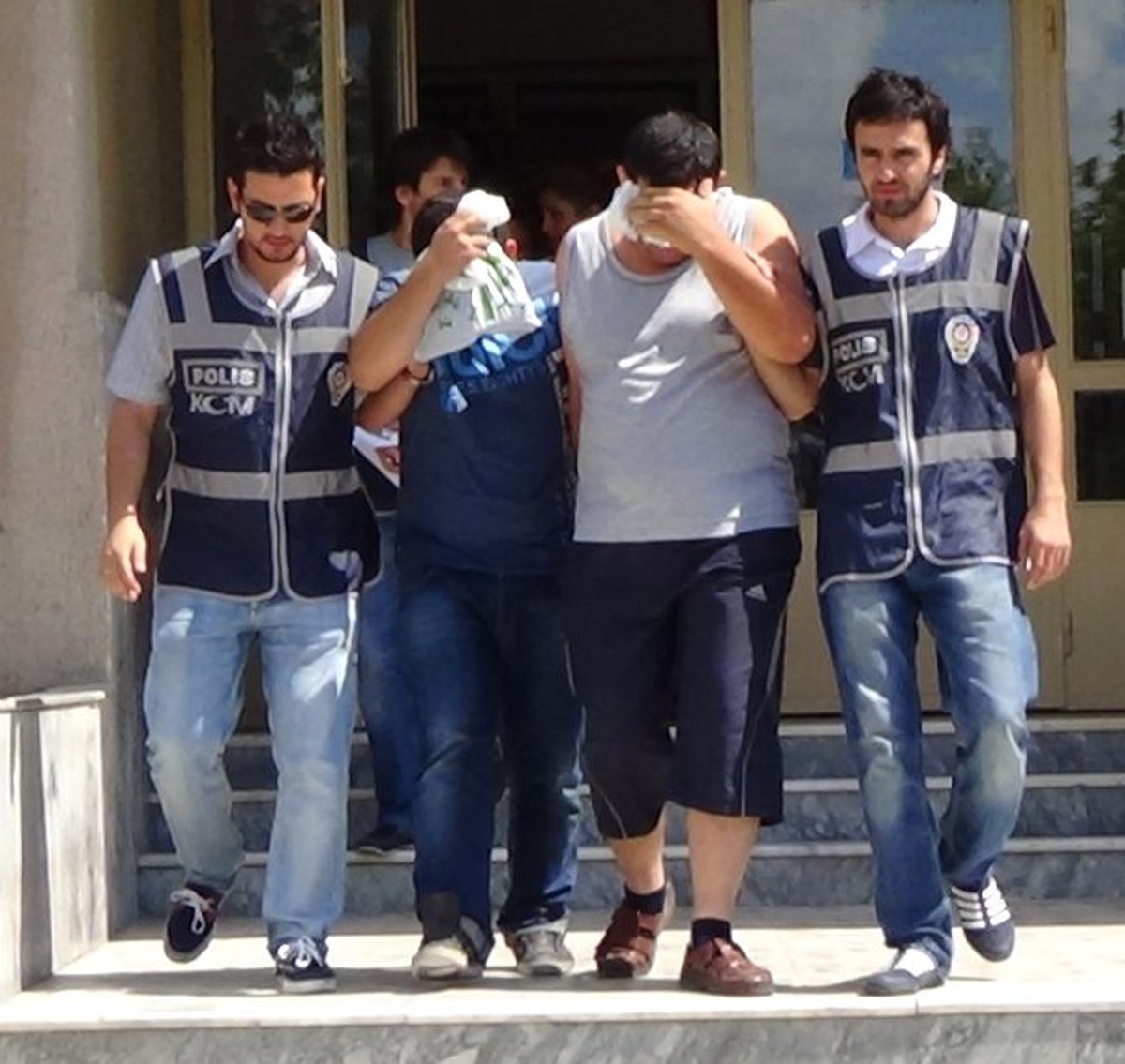 İşyeri Sahibinin Dikkati Kalpazanları Yakalattı