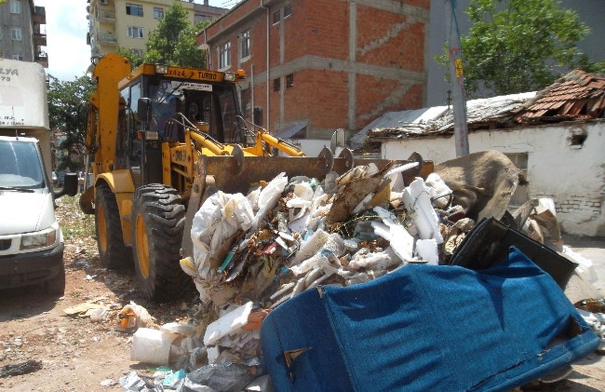İzmit\'te Temizlik Çalışmaları Aralıksız Sürüyor