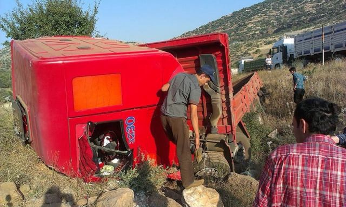 Kamyon Şarampole Yuvarlandı: 1 Yaralı