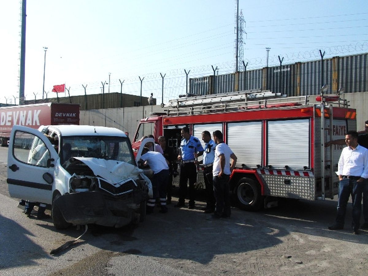 Kamyonet Refüje Daldı: 1 Ölü