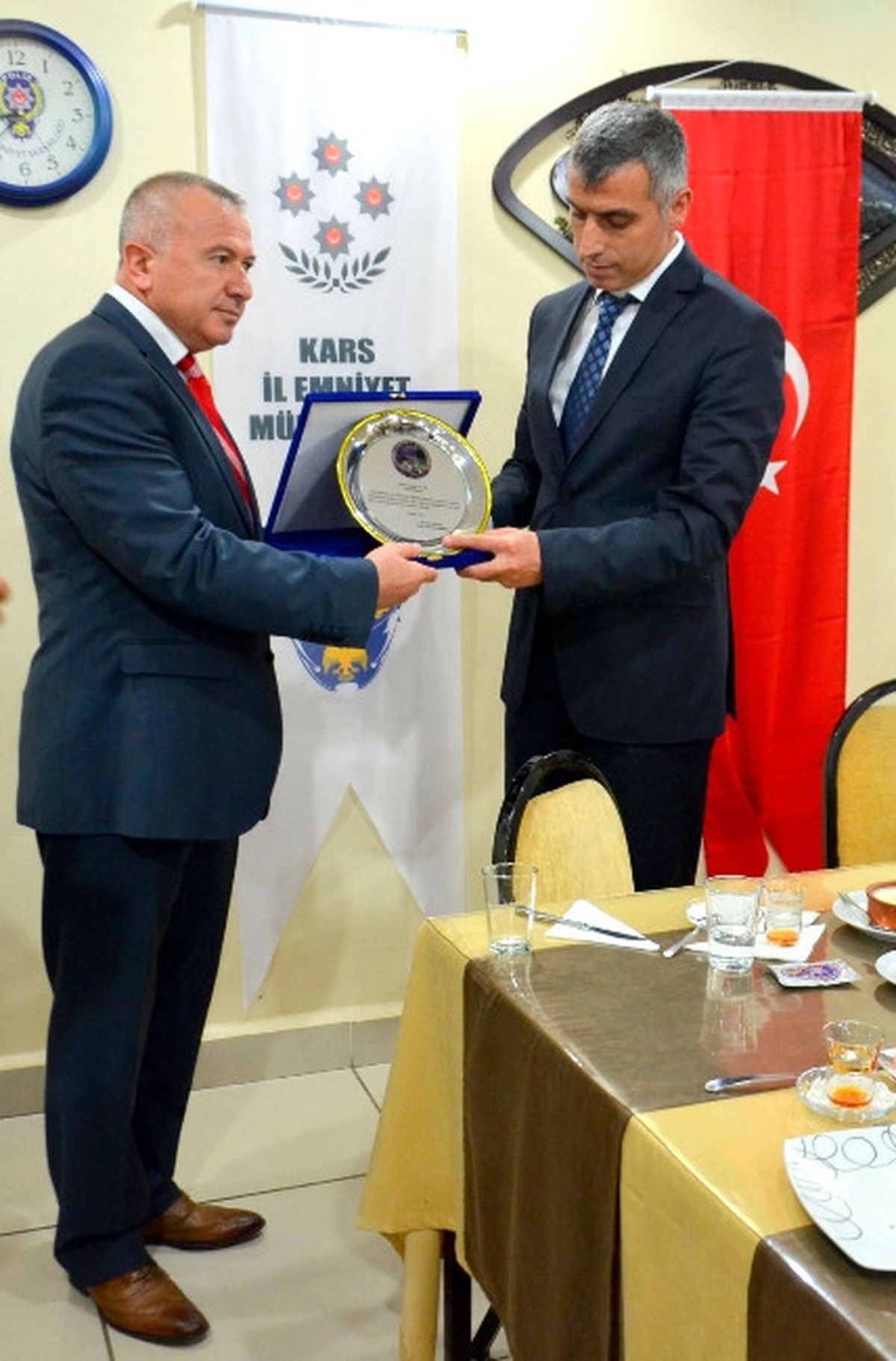 Kars Emniyet Müdürü Mesai Arkadaşlarıyla İftar Yemeğinde Bir Araya Geldi