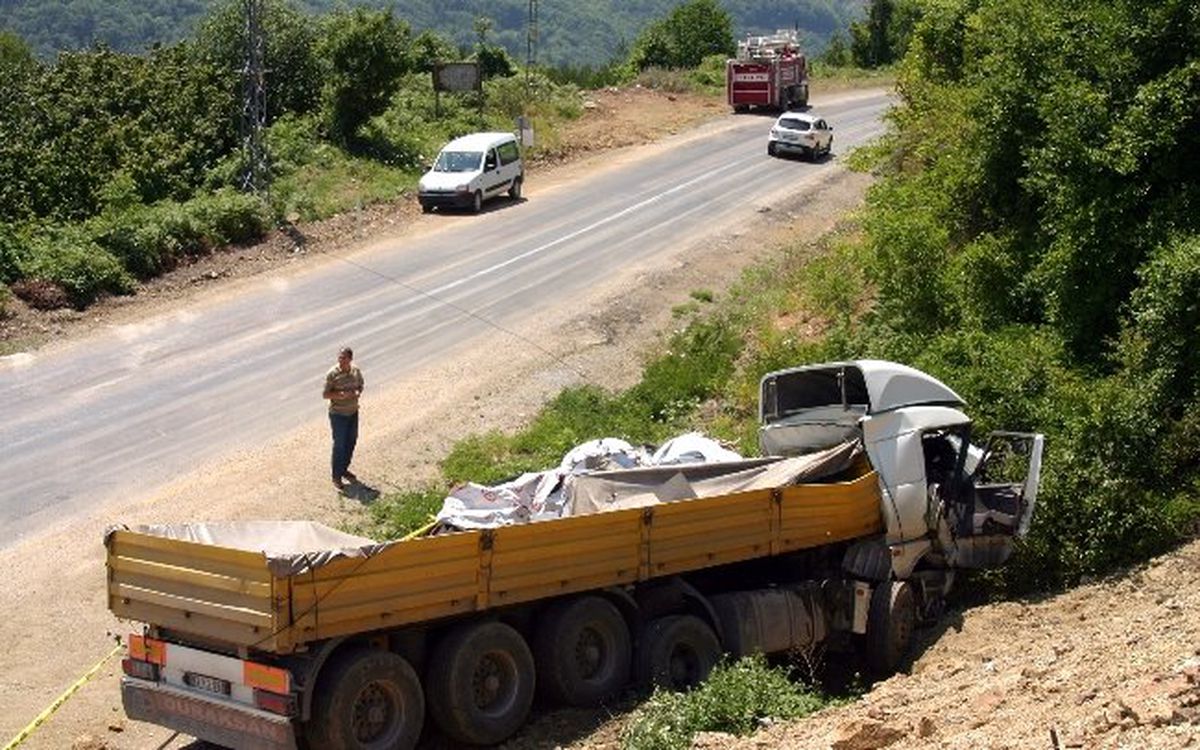 Kastamonu\'da Tır Şarampole Devrildi