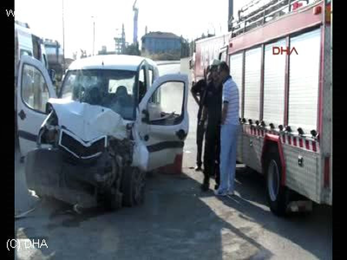 Kavşakta Orta Refüje Çarpan Surucu Araç İçersinde Öldü