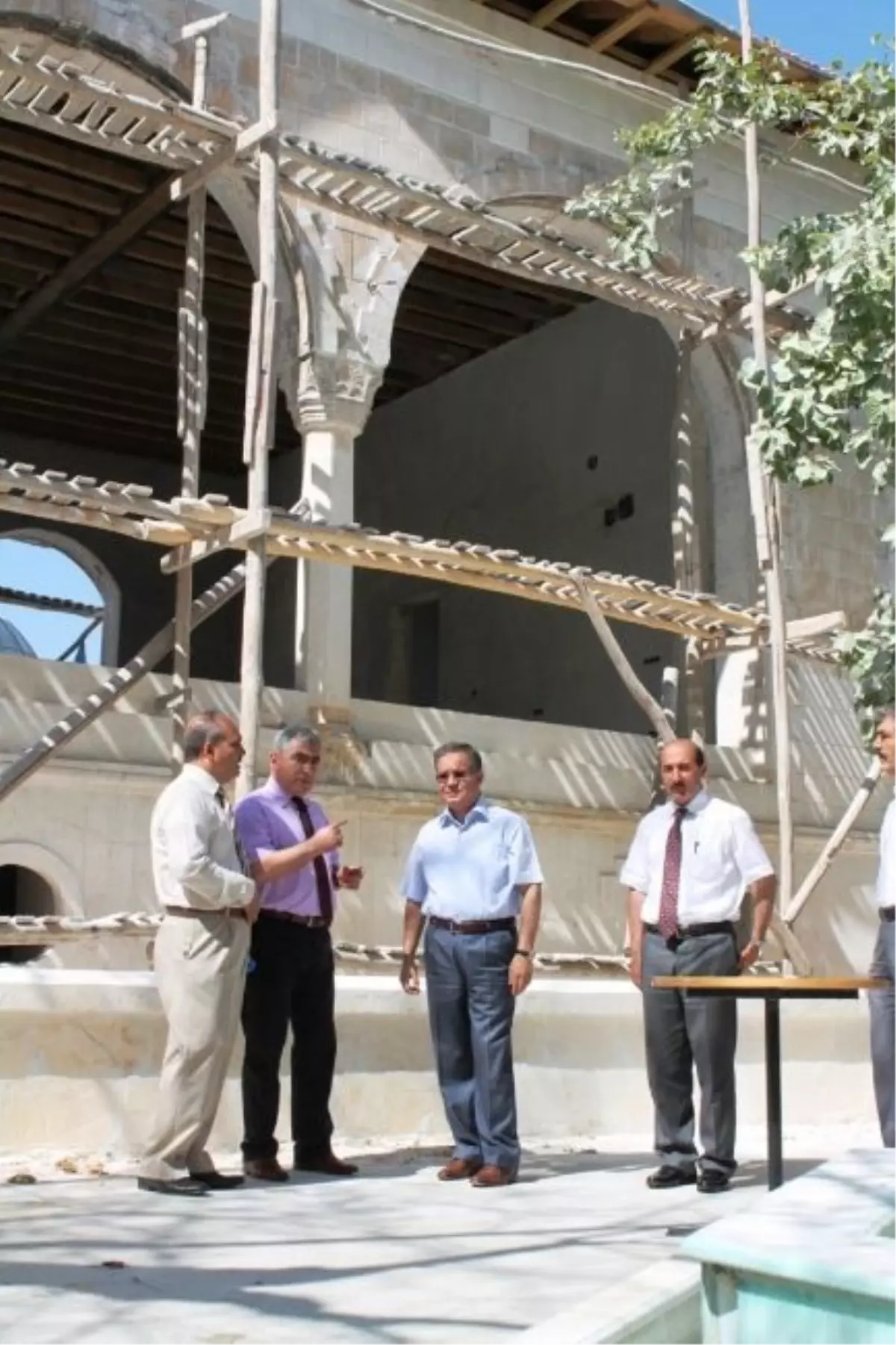 Kilis Valisi Tapsız, Onarılan Eski Çocuk Kütüphanesi Binasında İncelemelerde Bulundu