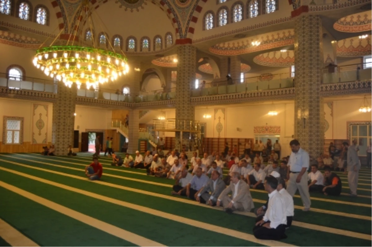 Kozan\'da 5 Bin Kişilik Cami İbadete Açıldı