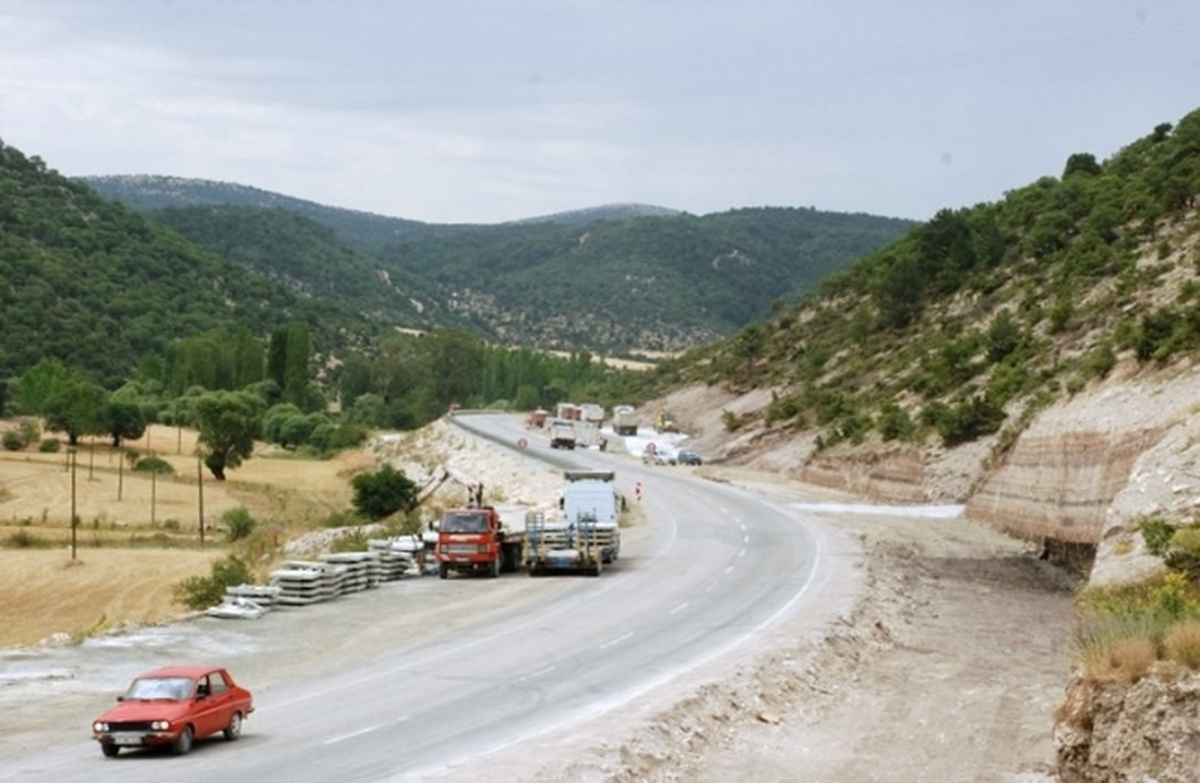 Kütahya-Gediz-Uşak Bölünmüş Yol Çalışmaları Hızla Devam Ediyor