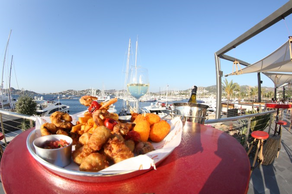 Lacivert Restaurant\'ın Yazlık Mekanı Açıldı

