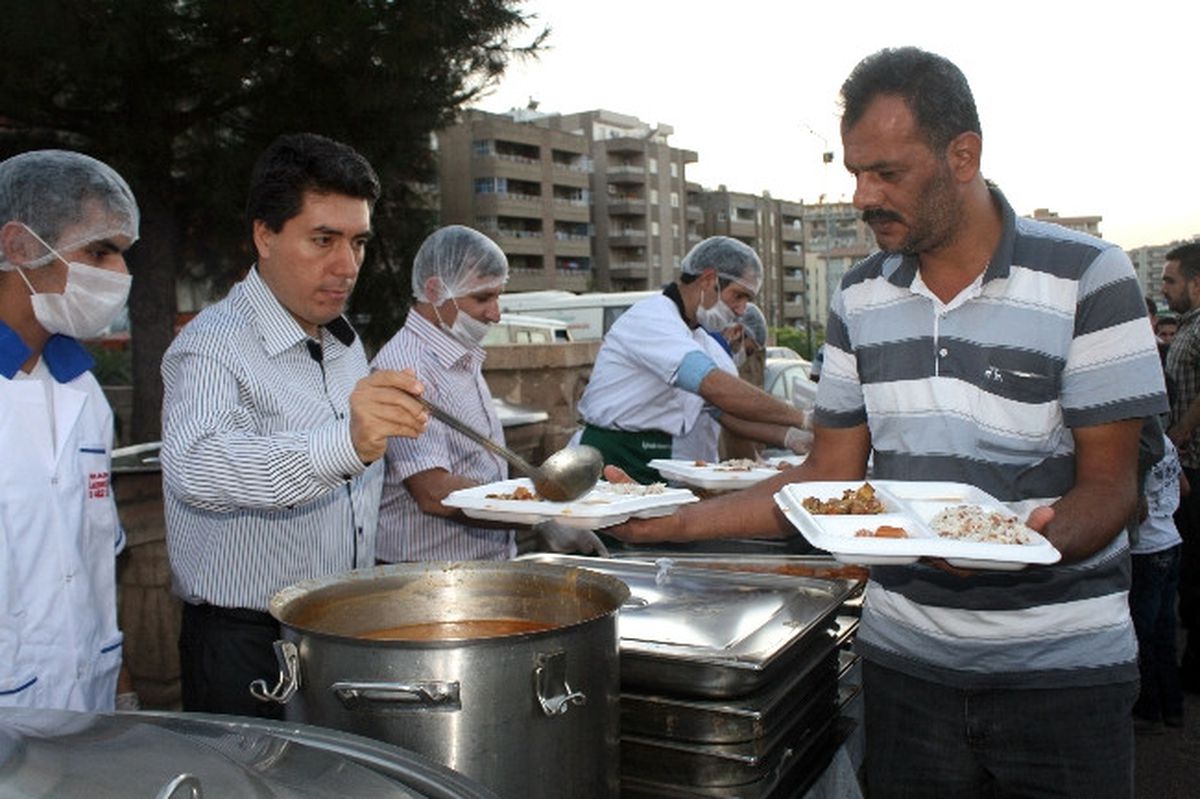 Mardin\'de Suriyeli Sığınmacılara İftar Verildi