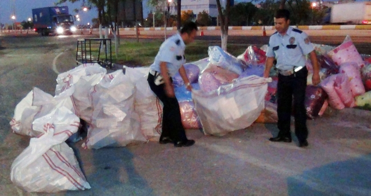 Minibüsten 25 Bin Paket Kaçak Sigara Çıktı