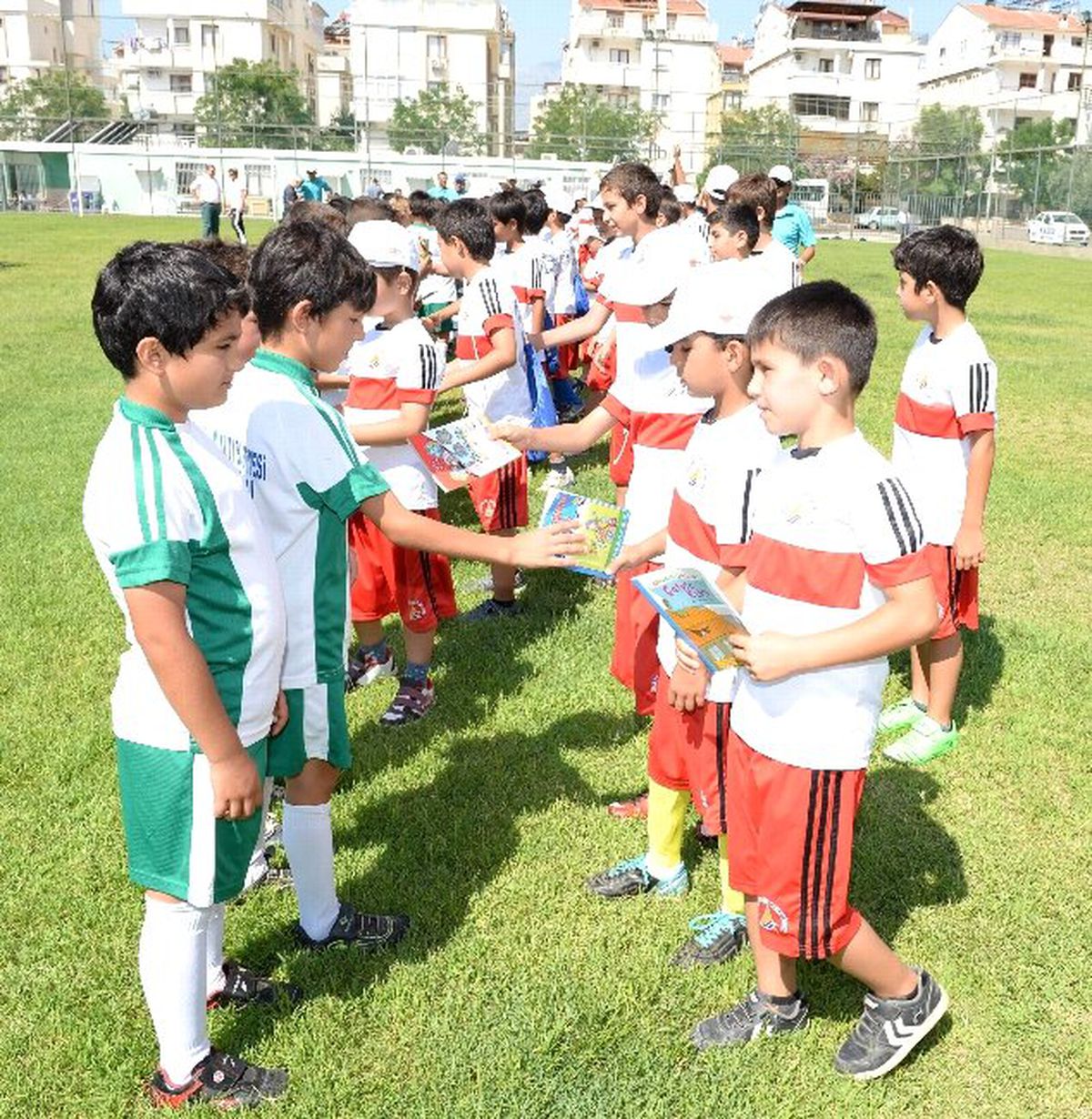 Muratpaşalı Sporculardan Kitap Hediyesi