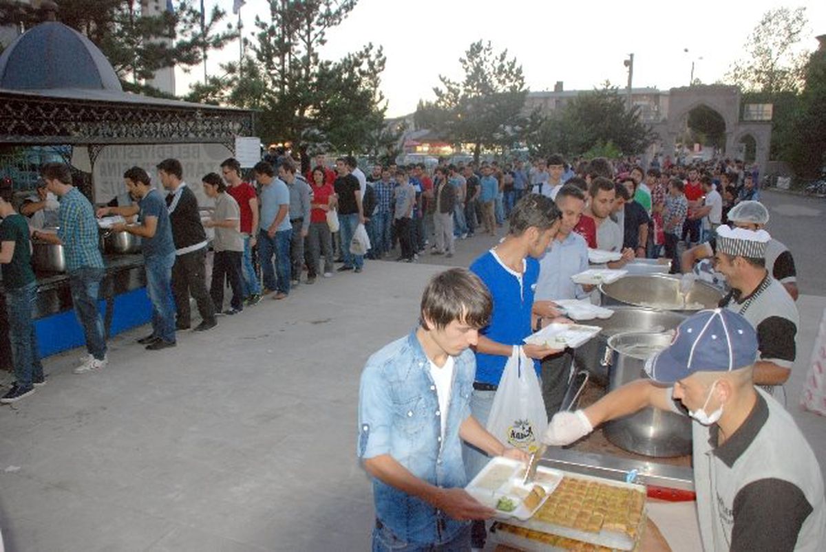 Palandöken Belediyesi 3 Bin 600 Vatandaşa İftar Yemeği Veriyor