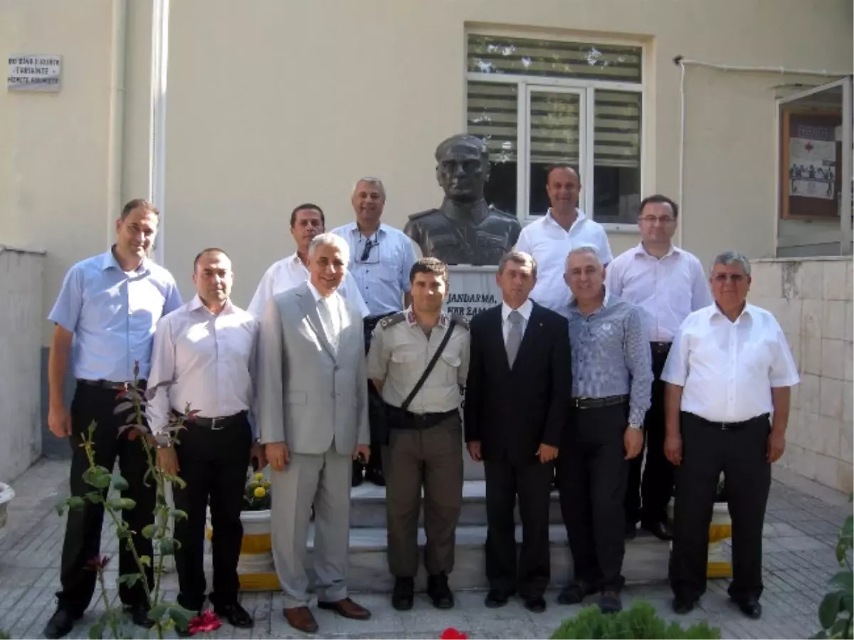 Salihli Tso Yönetimi Jandarma Komutanı Şahin\'i Ziyaret Etti