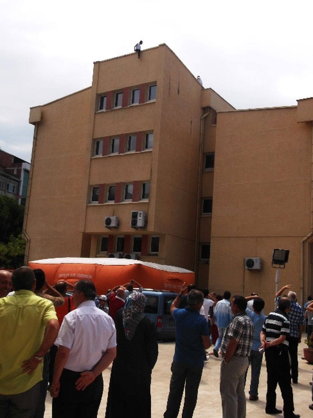 Sattığı Böbreğinin Parasını Alamadığı Gerekçesiyle Defterdarlık Binasının Çatısına Çıktı