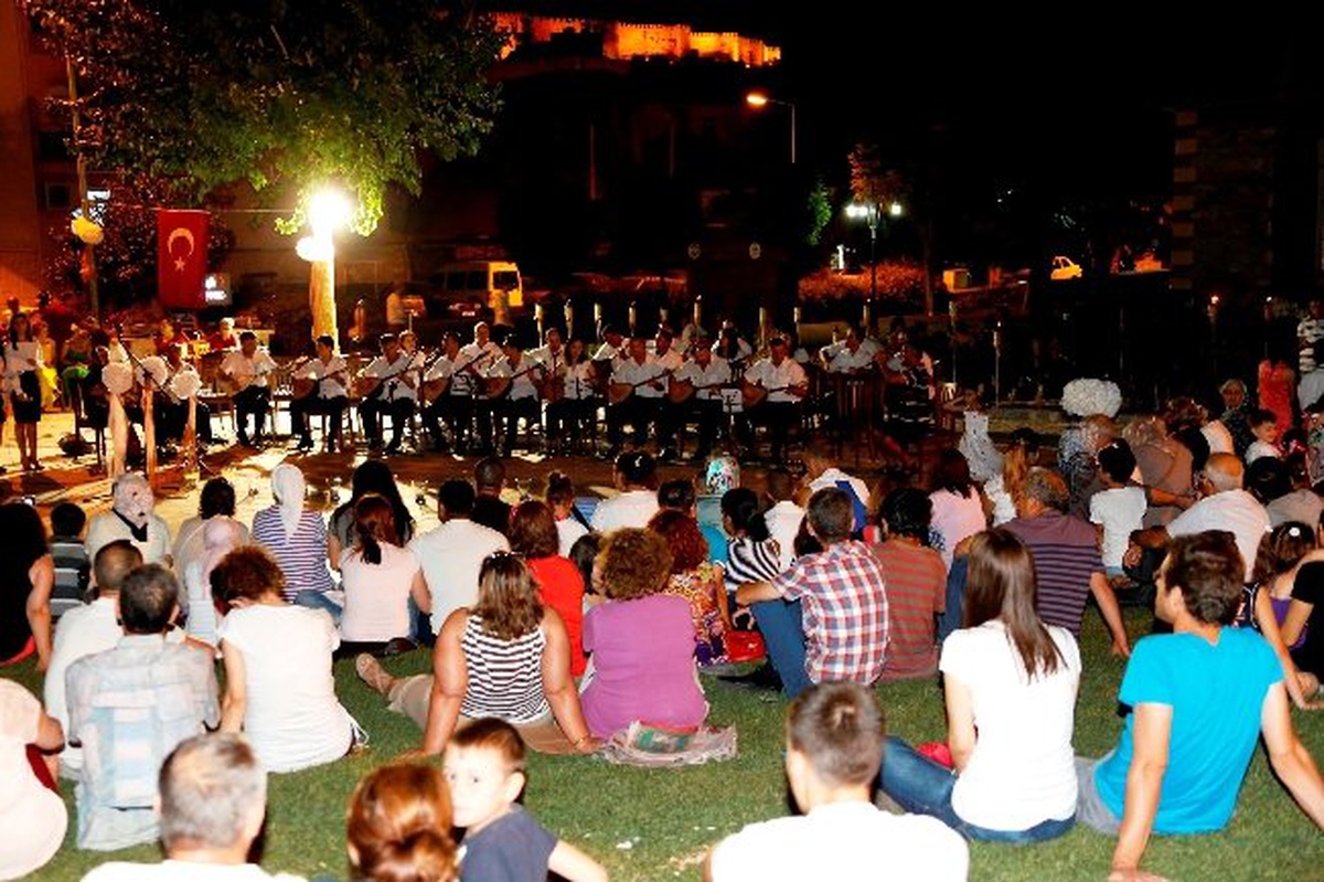 Selçuk\'ta Açık Hava Halk Şöleni Devam Ediyor