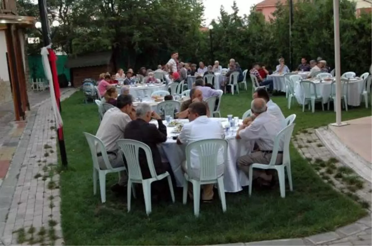 Sındırgı\'da Belediye ve Jandarmadan Şehit Ailelerine Ortak İftar Yemeği Verildi