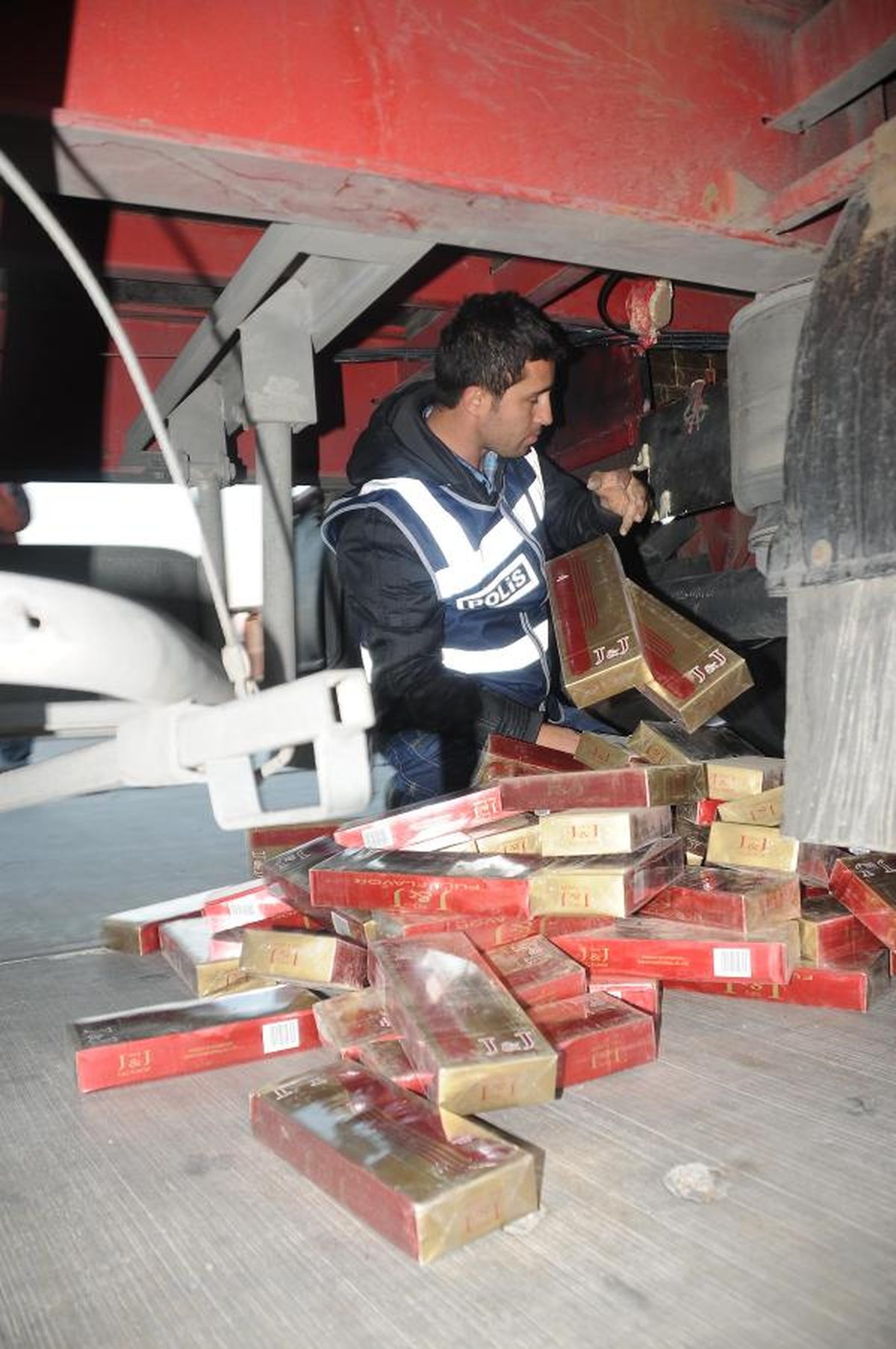 Tır\'da Zulalanmış 13 Bin Paket Sigara Ele Geçirildi