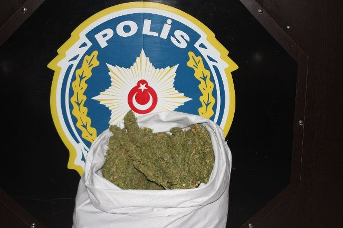 Trabzon\'da 2 Kilo 400 Gram Esrar Ele Geçirildi