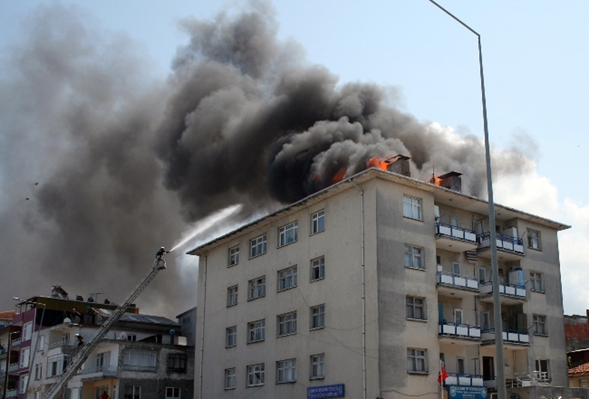 Trafik Denetleme Büro Amirliği Binasının Çatısı Yandı