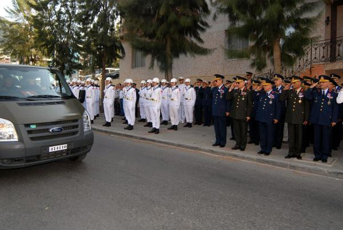 Türk Yıldızlarının Yıldız Pilotuydu, İntiharıyla Yasa Boğdu (2)