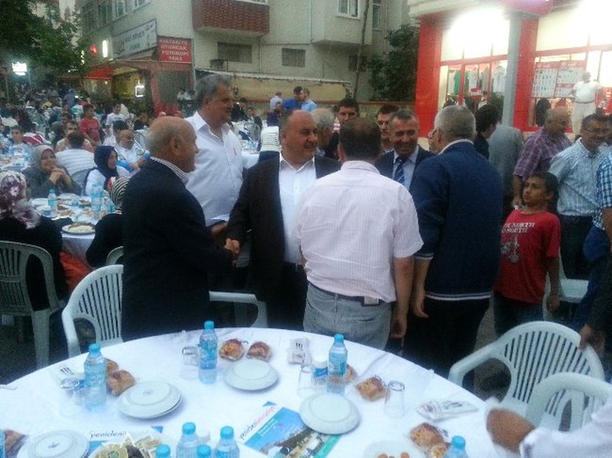 Ümraniyeliler 3 Bin Kişilik İftar Sofrasında Buluştu