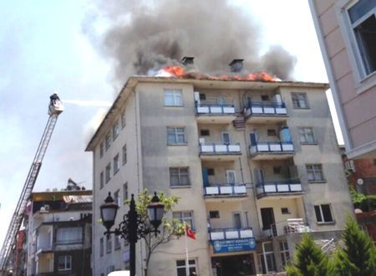 Ünye Trafik Tescil Denetim Büro Amirliği\'nin Çatısı Yandı