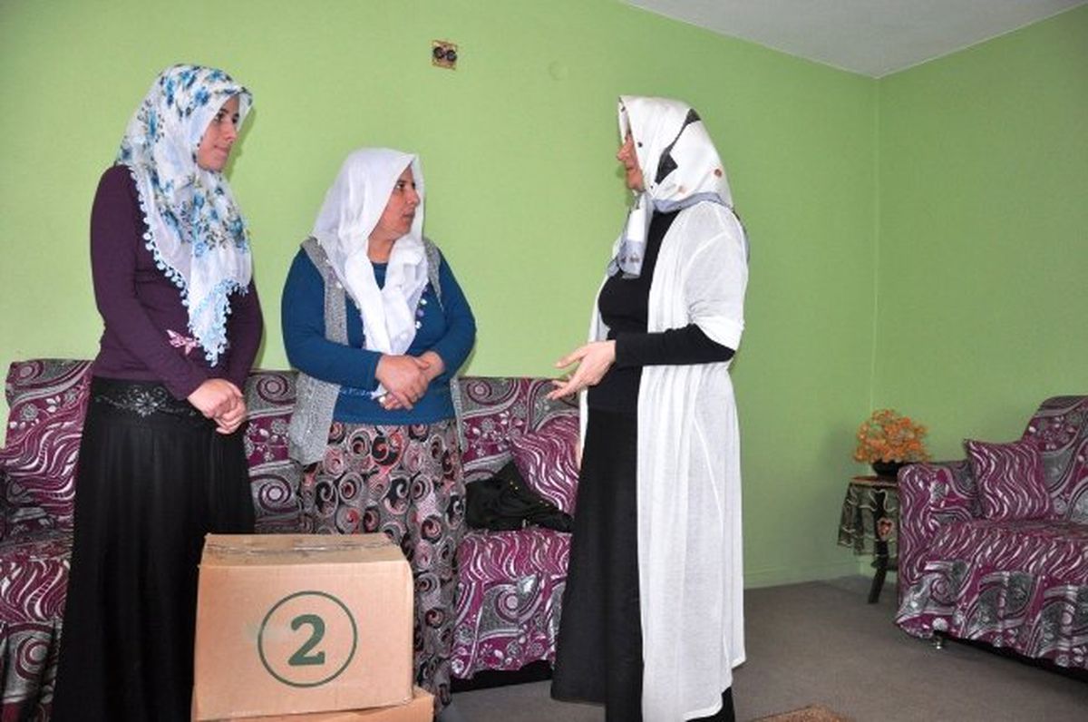 Vali Eşi Köy Köy Dolaşıp Yardım Dağıtıyor