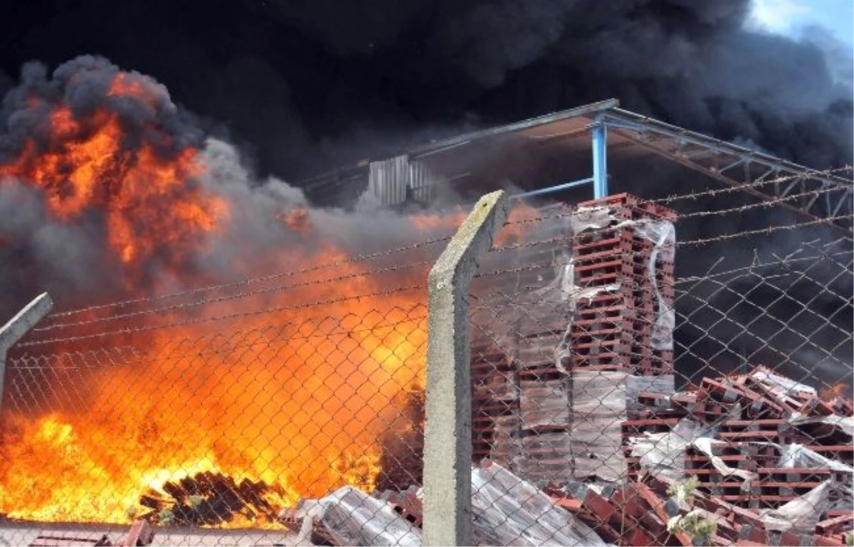 Yalova\'da Plastik Fabrikasındaki Yangın
