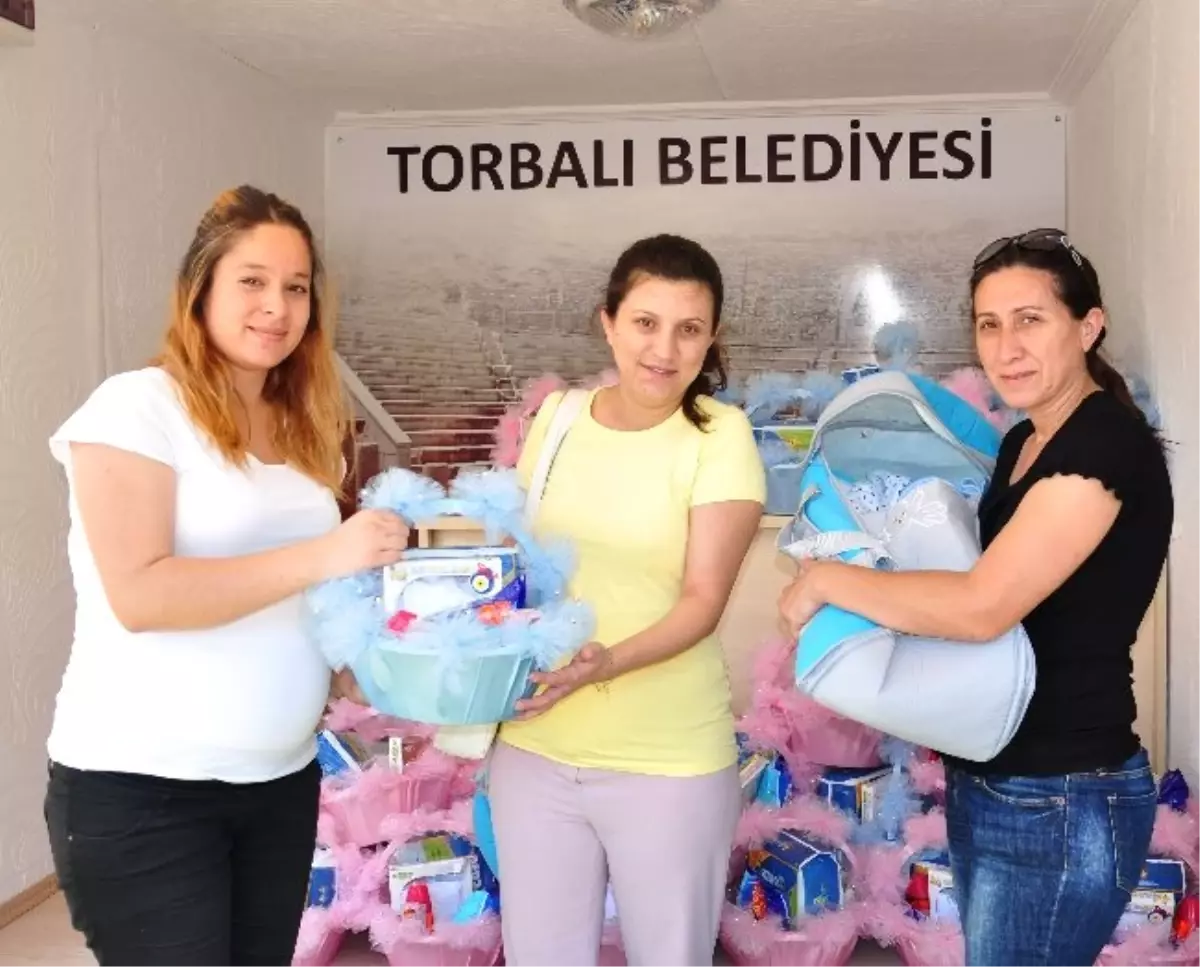 Yeni Doğan Bebeklere Torbalı Belediyesinden Hediye Sepeti