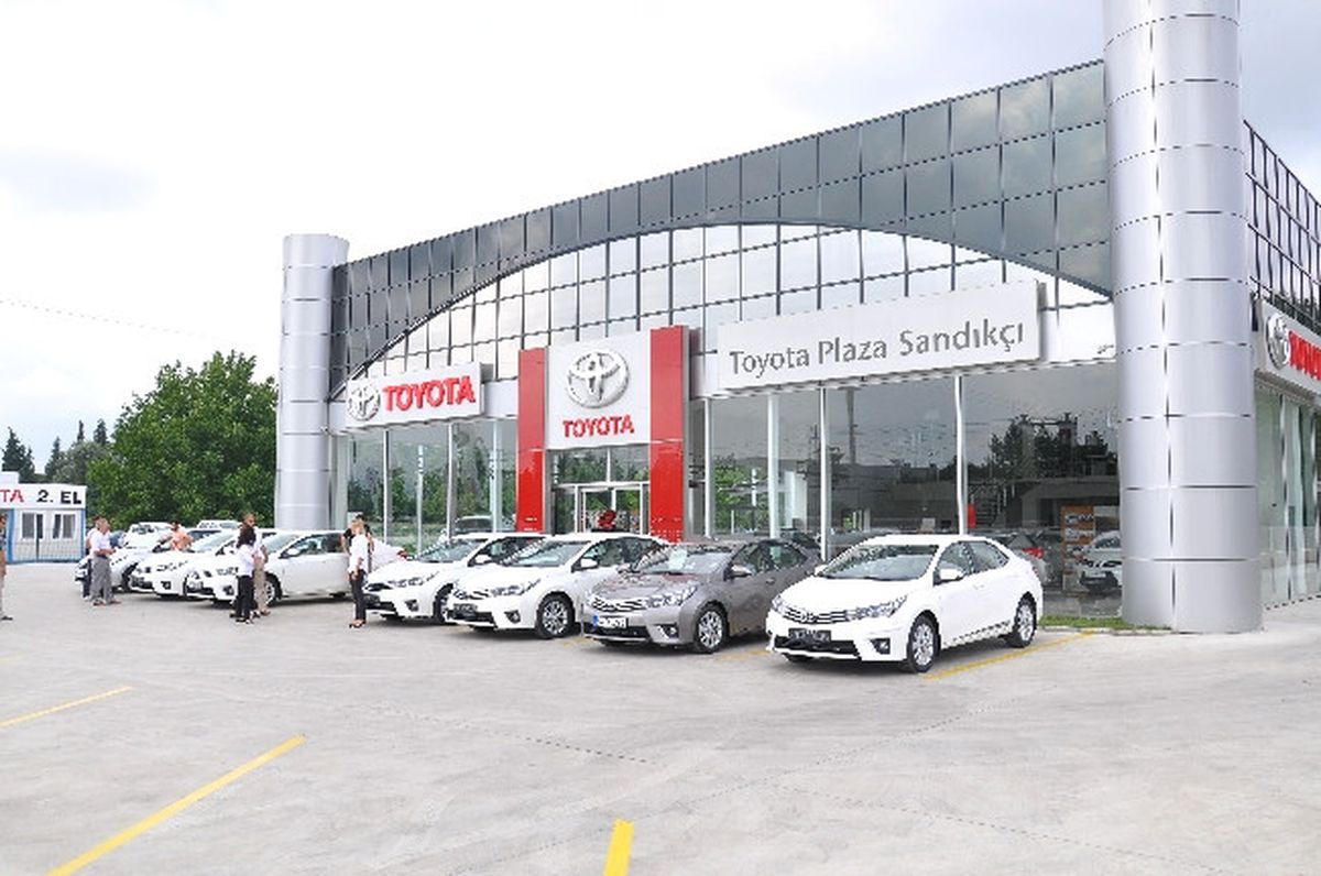 Yeni Toyota Corolla Sandıkçı Plaza'da Düzenlenen Törenle İlk Sahiplerine Teslim Edildi