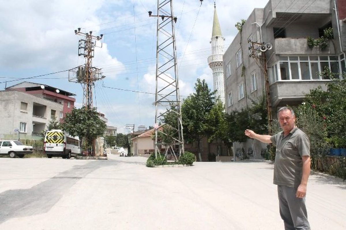 Yol Ortasında Kalan Trafo Tehlike Saçıyor