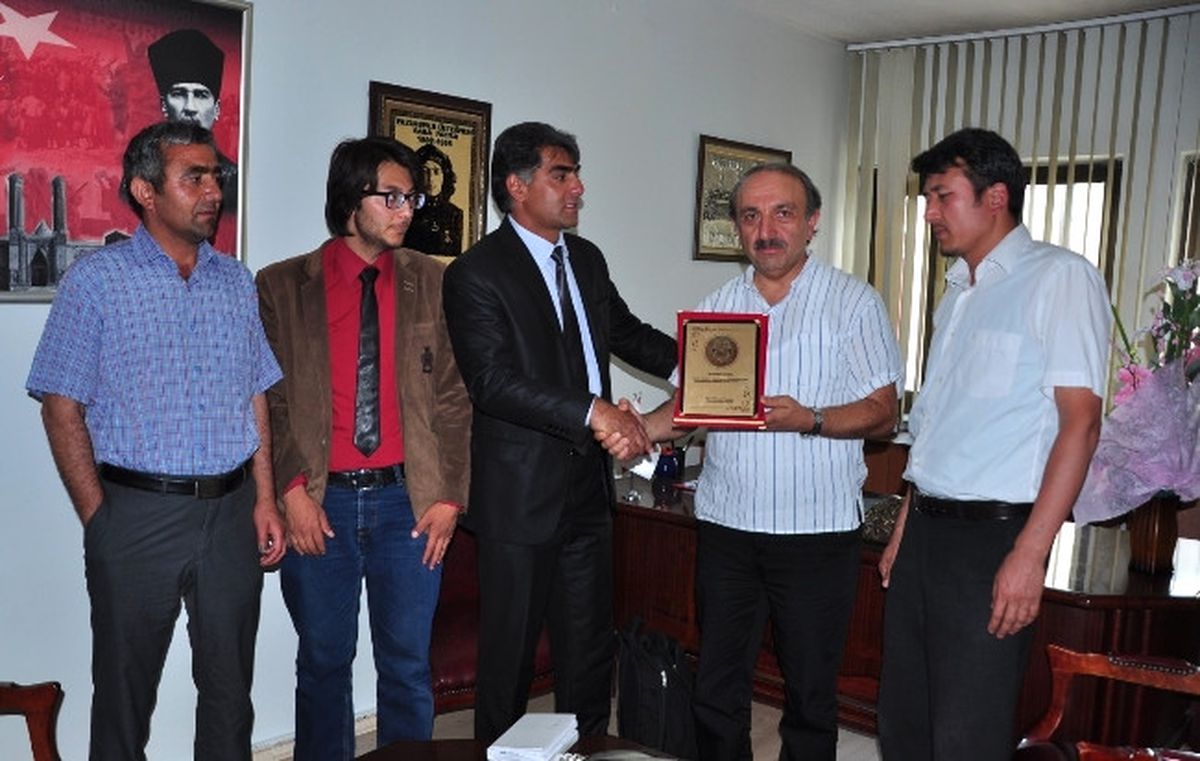 Afgan Sığınmacılardan Er - Vak Başkanı Erdal Güzel\'e Afgan Yüksek Nişanı Plaketi