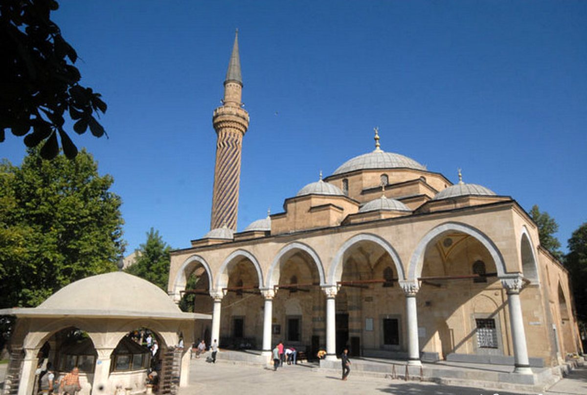 Afyonkarahisar\'da 626 Kişiye 1 Caminin Düşüyor