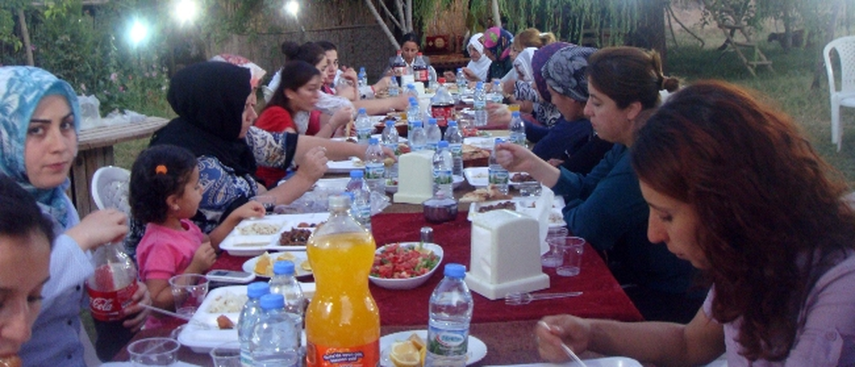 AK Parti Kadın Kolları Teşkilatı İdil\'de İftar Yemeğinde Bir Araya Geldi