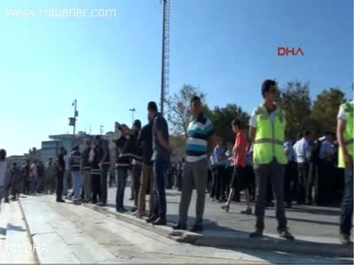 Polis Gezi Parkı\'nı Kapattı