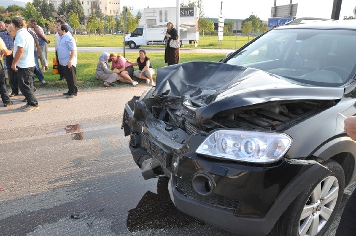 Cip, Motosiklete Çarptı: 2 Yaralı