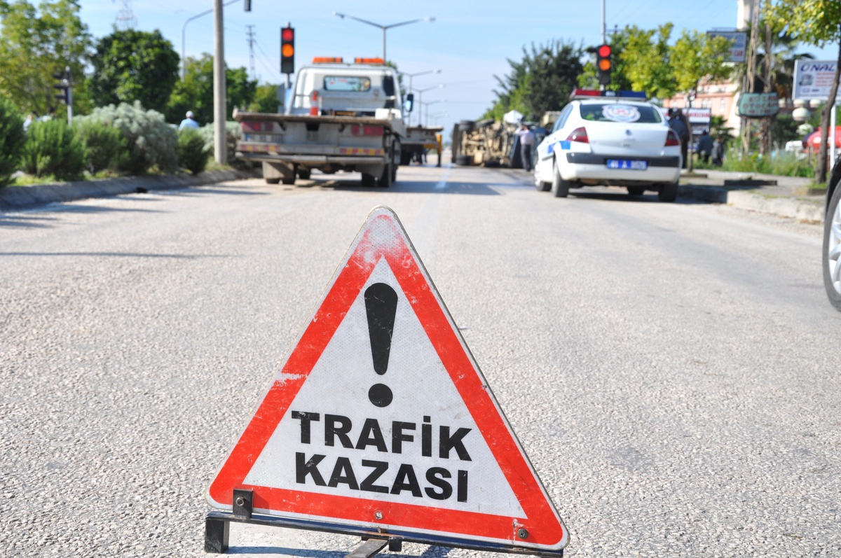 Feke\'de Motosiklet Kazası: 2 Ağır Yaralı