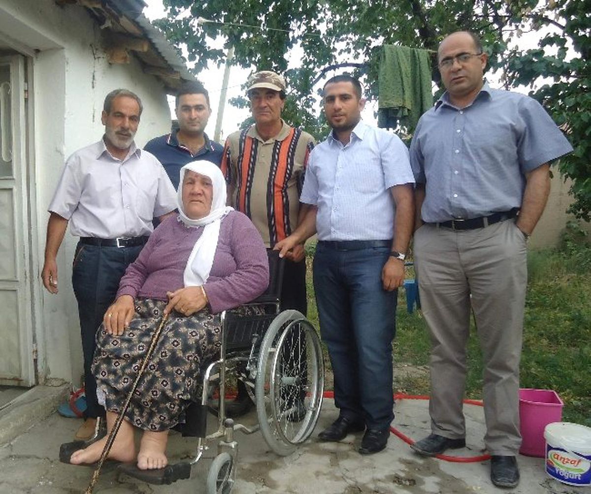 Genç Adımlar Derneğinden Yaşlı Kadına Tekerlekli Sandalye Yardımı