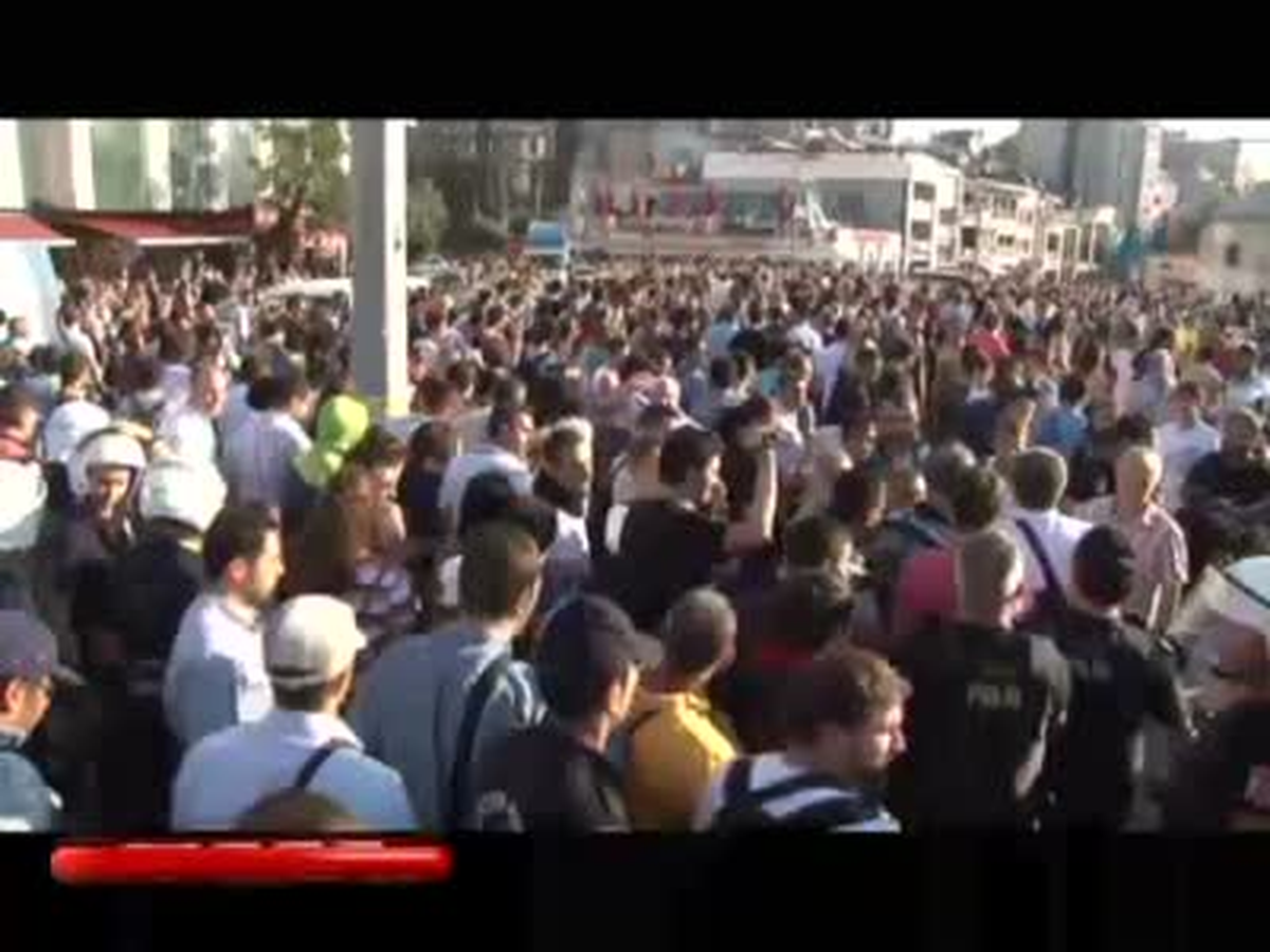 Gezi Parkı\'nda \'Nikah\' Gerginliği