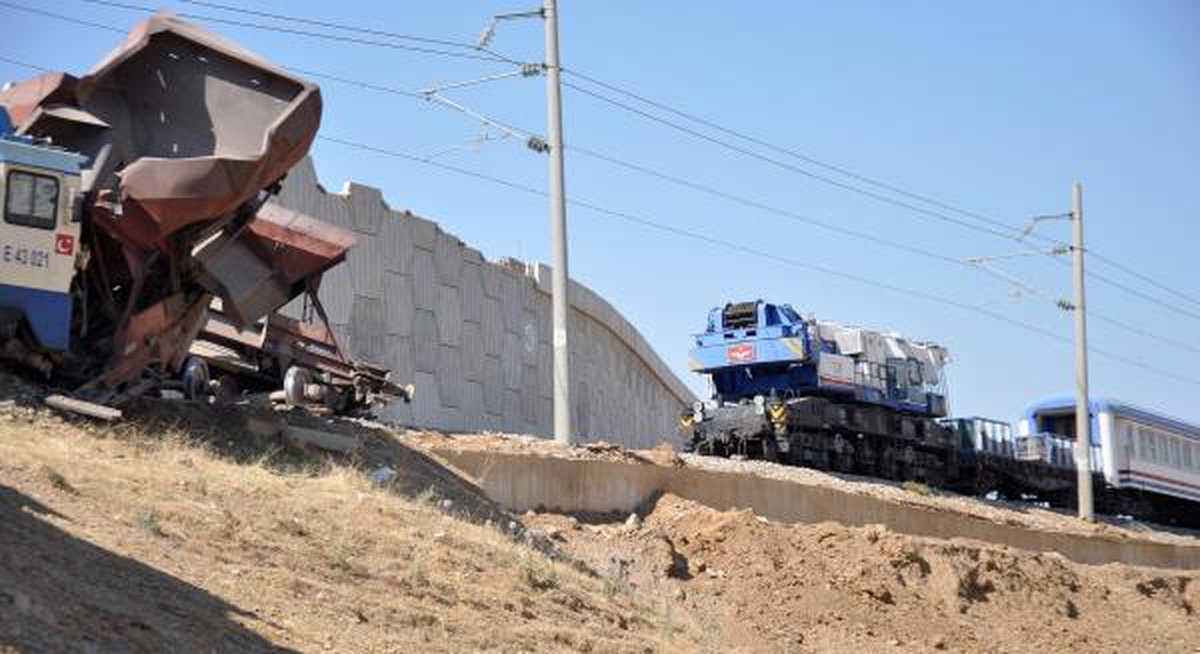 İki Tren Kafa Kafaya Çarpıştı: 1 Yaralı